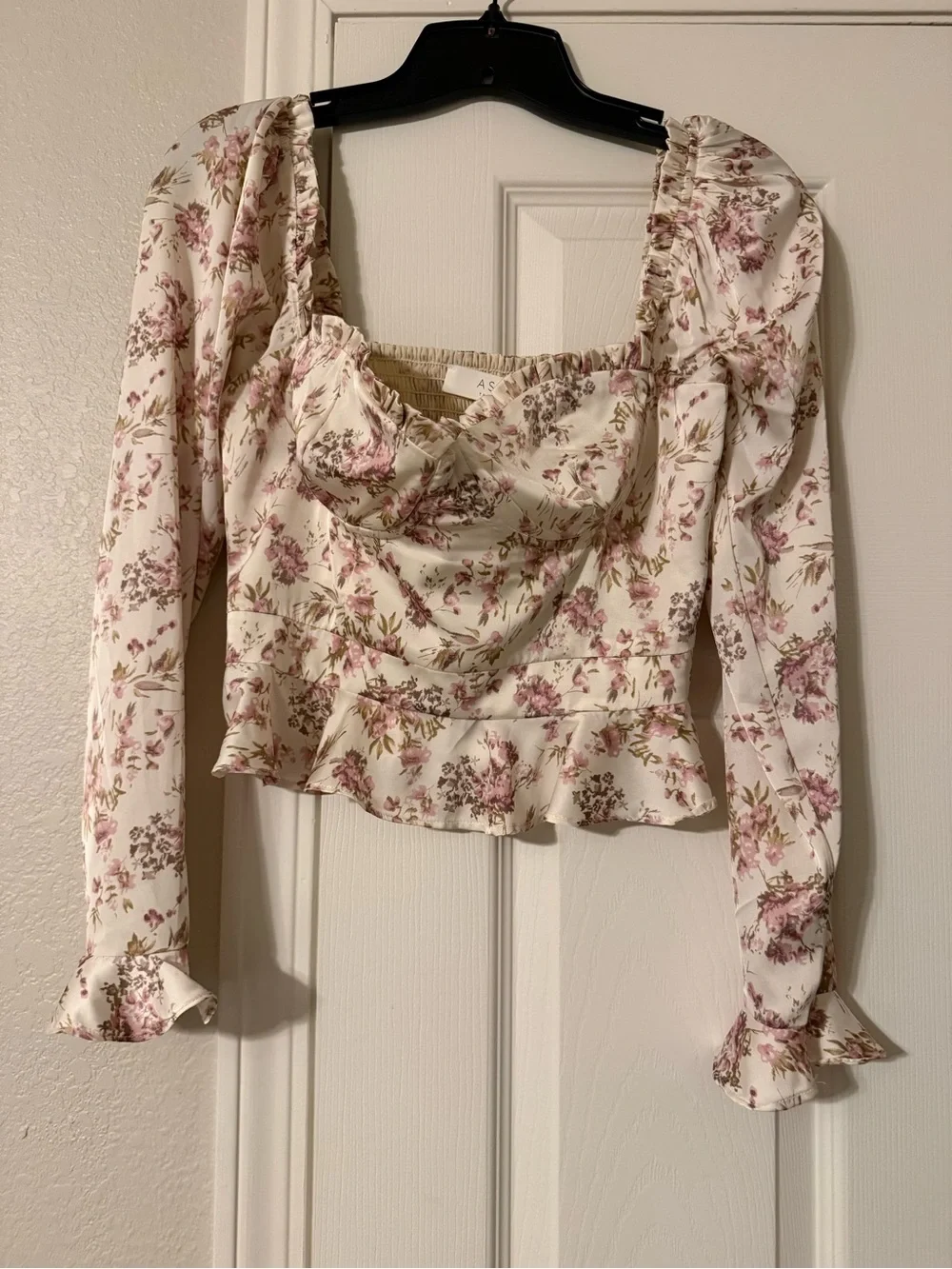Astr Floral Puff Sleeve Peplum Blouse in Cream and Pink NWT!